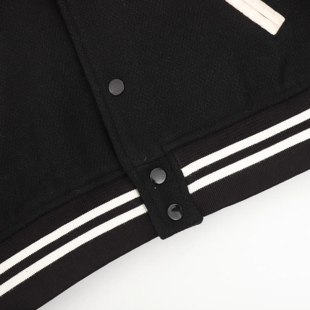 P710 Saint Laurent Paris/Saint Laurent classic leather baseball collar jacket SLP classic color matching baseball jacket baseball jacket, channel boutique. The most popular baseball jacket for trendy men and trendy women. There are versions at all levels in the market (you must compare the details). The most powerful quality control has been producing and researching baseball uniforms for 7 years. The details are exquisite. With it, you are the most beautiful boy in the world. The paint-coated full-face four-button buckle (button with LOGO), the average weight of the fabric is nearly 900 grams, and it is made of wool + eyeliner blended, custom-woven and dyed wool with high color fastness. The lining is made of silky and delicate cupro fiber material. The lining pocket only has buttons on the right side! Size：46-52